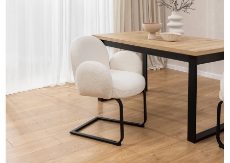 Vela - Polsterstuhl im Japandi Stil und im runden Design aus weißem Bouclé mit schwarzem Metallgestell