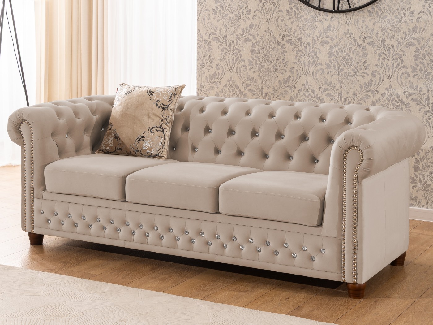 Cleo Blink - Chesterfield 3-Sitzer Sofa aus Samt mit Kristallsteppung und braunen Massivholzfüßen