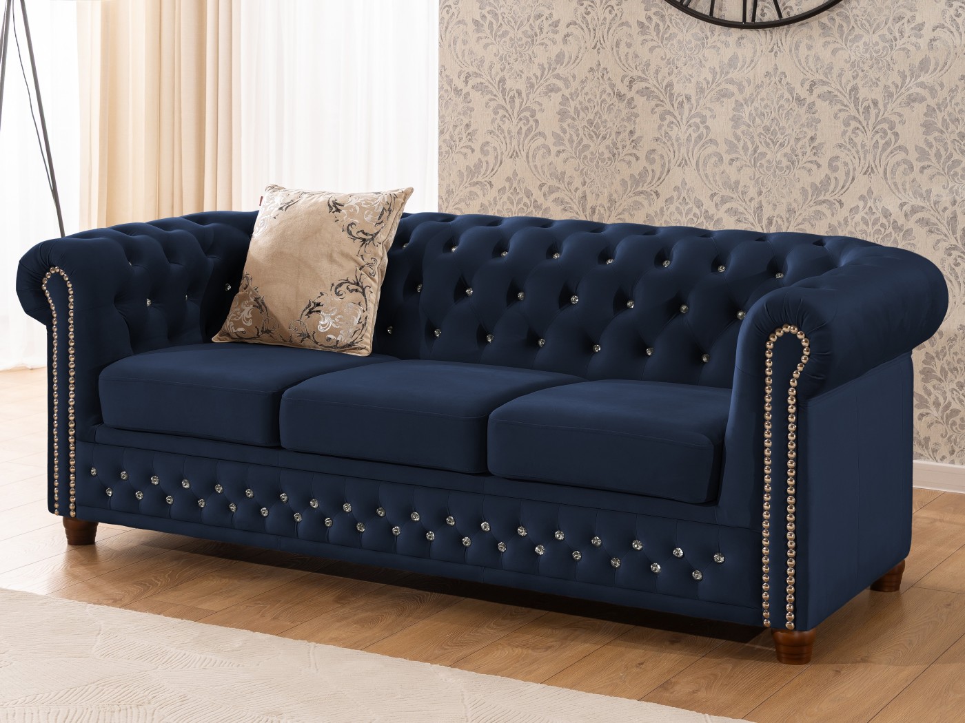 Cleo Blink - Chesterfield 3-Sitzer Sofa aus Samt mit Kristallsteppung und braunen Massivholzfüßen