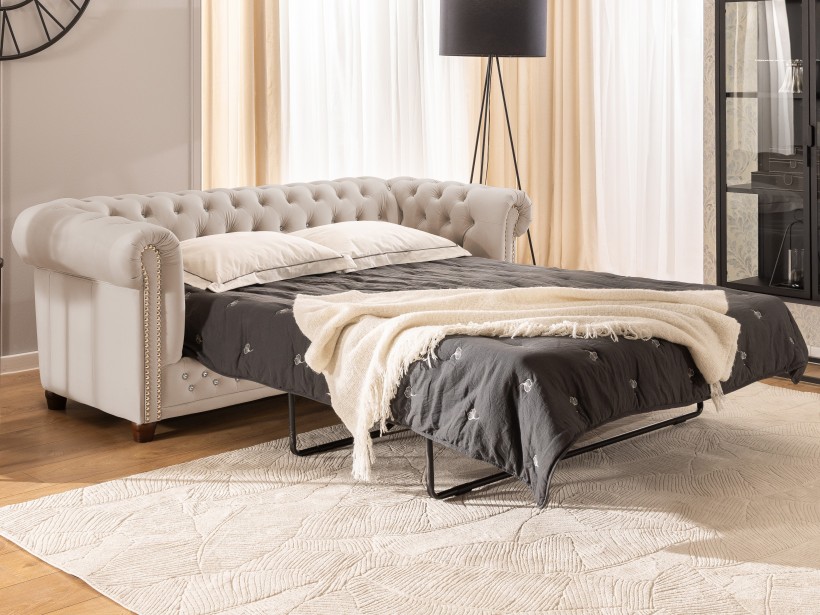 Cleo Blink - Chesterfield 3-Sitzer Sofa mit Schlaffunktion aus Samt mit Kristallsteppung und braunen Massivholzfüßen