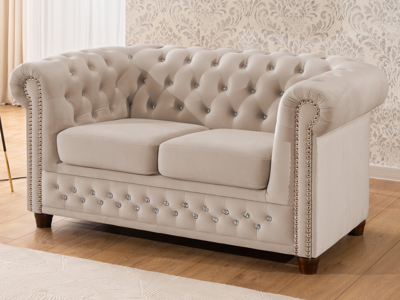 Cleo Blink - Chesterfield 2-Sitzer Sofa aus Samt mit Kristallsteppung und braunen Massivholzfüßen