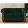 Cleo Blink - Chesterfield 2-Sitzer Sofa aus Samt mit Kristallsteppung und braunen Massivholzfüßen