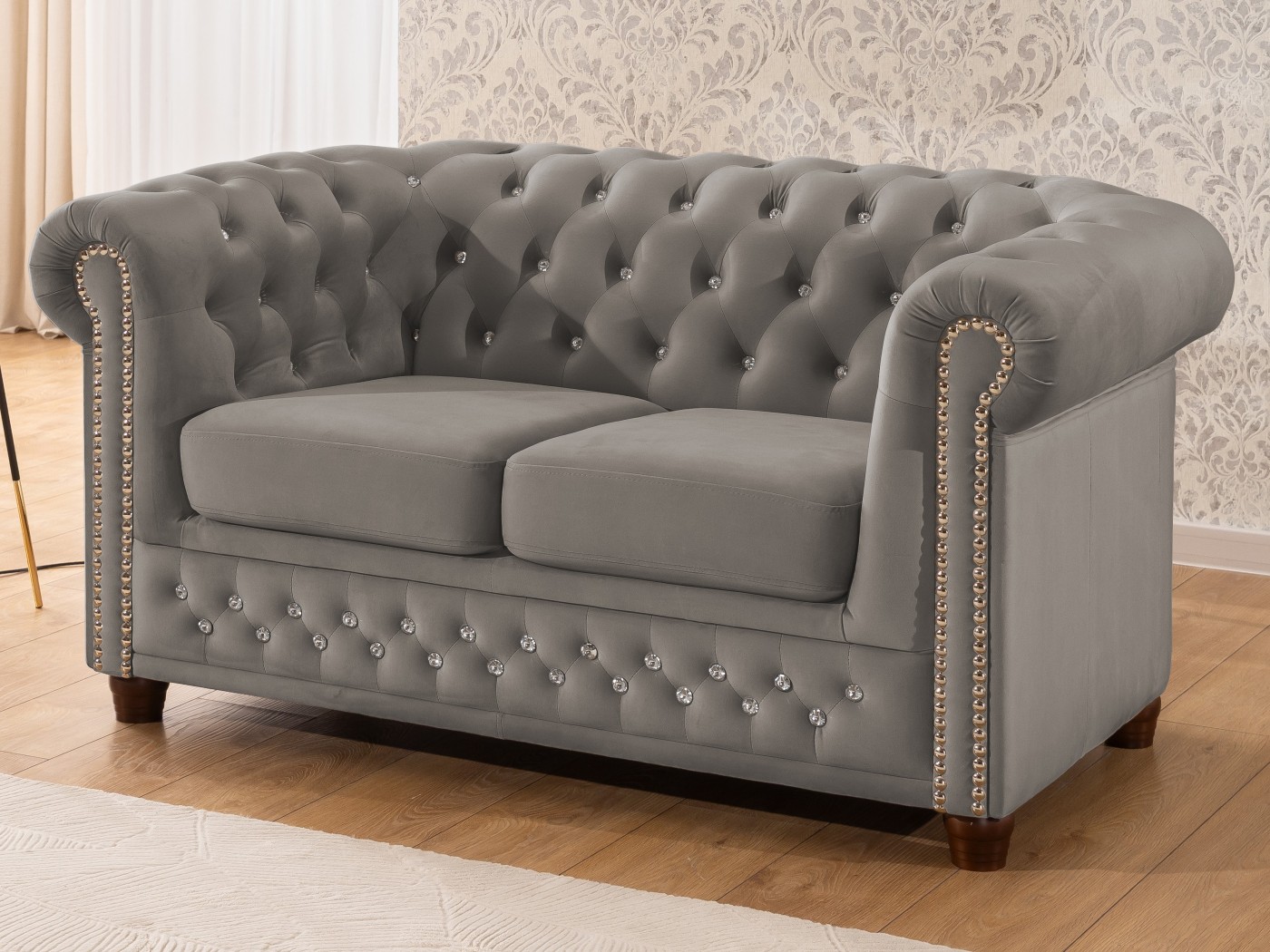 Cleo Blink - Chesterfield 2-Sitzer Sofa aus Samt mit Kristallsteppung und braunen Massivholzfüßen