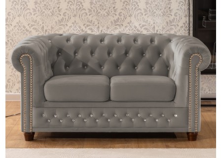 Cleo Blink - Chesterfield 2-Sitzer Sofa aus Samt mit Kristallsteppung und braunen Massivholzfüßen