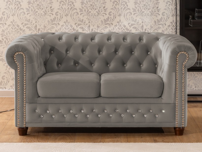 Cleo Blink - Chesterfield 2-Sitzer Sofa aus Samt mit Kristallsteppung und braunen Massivholzfüßen