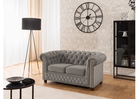 Cleo Blink - Chesterfield 2-Sitzer Sofa aus Samt mit Kristallsteppung und braunen Massivholzfüßen