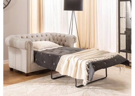 Cleo Blink - Chesterfield 2-Sitzer Sofa mit Schlaffunktion aus Samt mit Kristallsteppung und braunen Massivholzfüßen