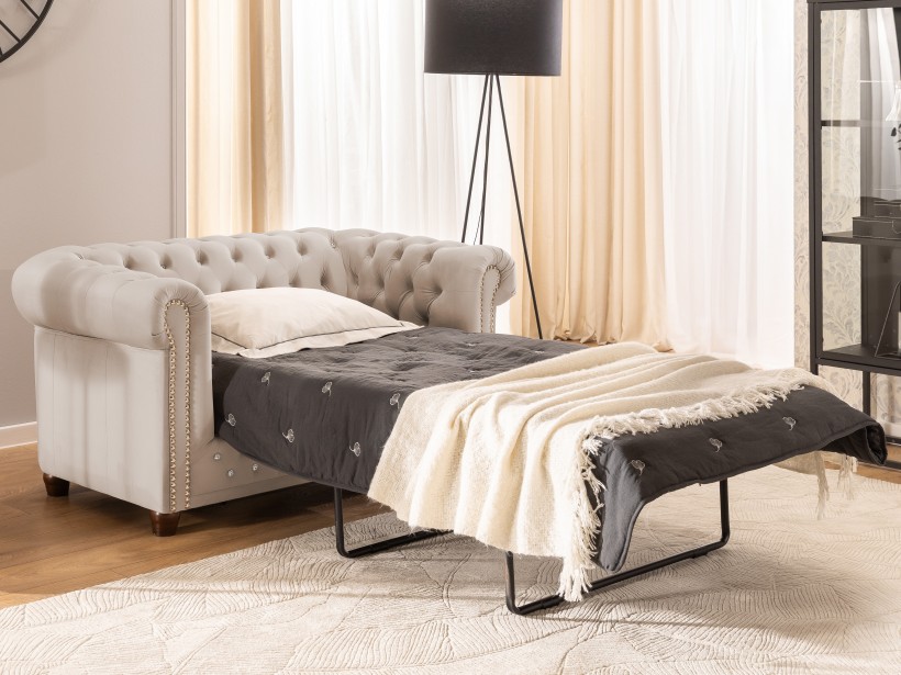 Cleo Blink - Chesterfield 2-Sitzer Sofa mit Schlaffunktion aus Samt mit Kristallsteppung und braunen Massivholzfüßen