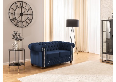 Cleo Blink - Chesterfield 2-Sitzer Sofa mit Schlaffunktion aus Samt mit Kristallsteppung und braunen Massivholzfüßen