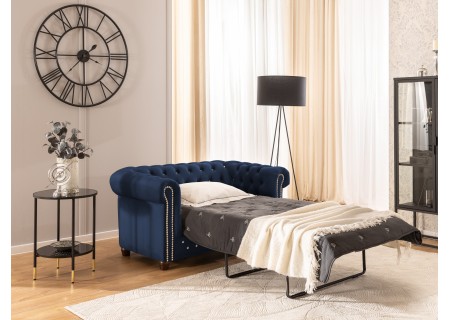 Cleo Blink - Chesterfield 2-Sitzer Sofa mit Schlaffunktion aus Samt mit Kristallsteppung und braunen Massivholzfüßen