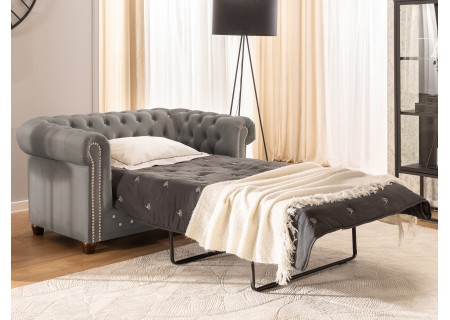 Cleo Blink - Chesterfield 2-Sitzer Sofa mit Schlaffunktion aus Samt mit Kristallsteppung und braunen Massivholzfüßen