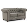 Cleo Blink - Chesterfield 2-Sitzer Sofa mit Schlaffunktion aus Samt mit Kristallsteppung und braunen Massivholzfüßen