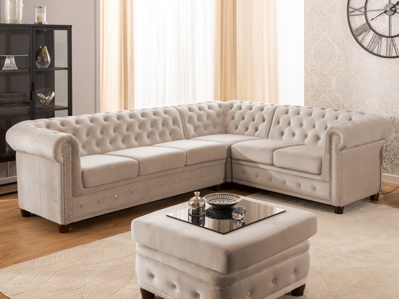 Cleo Blink - Chesterfield Ecksofa L-Form aus Samt mit Kristallsteppung und braunen Massivholzfüßen