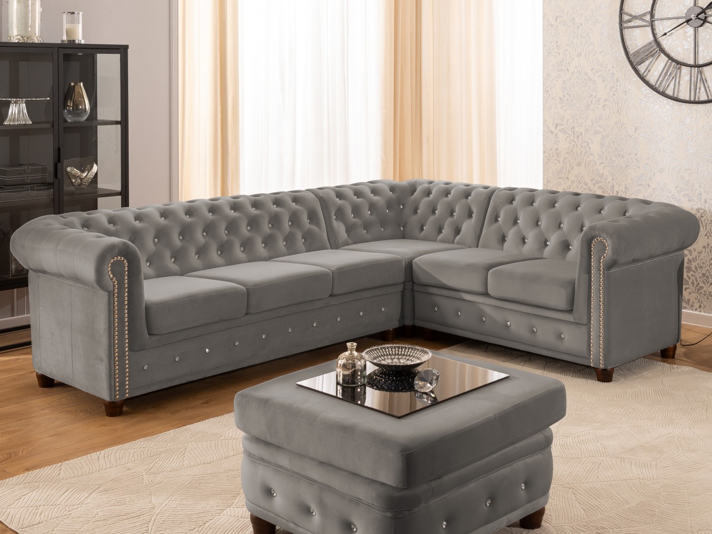 Cleo Blink - Chesterfield Ecksofa L-Form aus Samt mit Kristallsteppung und braunen Massivholzfüßen