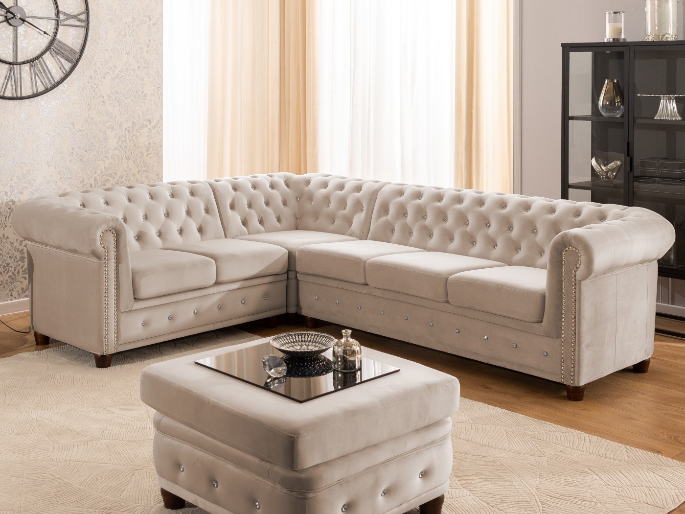 Cleo Blink - Chesterfield Ecksofa L-Form aus Samt mit Kristallsteppung und braunen Massivholzfüßen