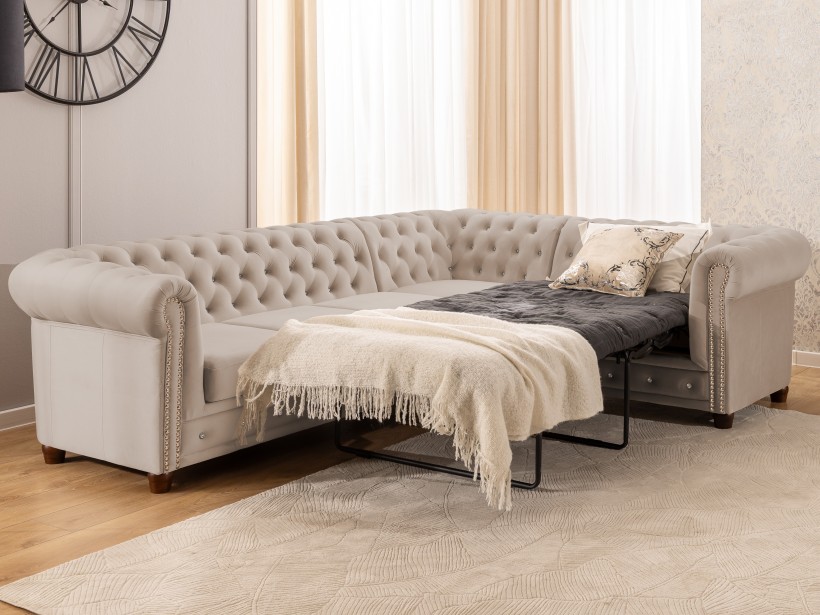 Cleo Blink - Chesterfield Ecksofa L-Form mit Schlaffunktion aus Samt mit Kristallsteppung und braunen Massivholzfüßen