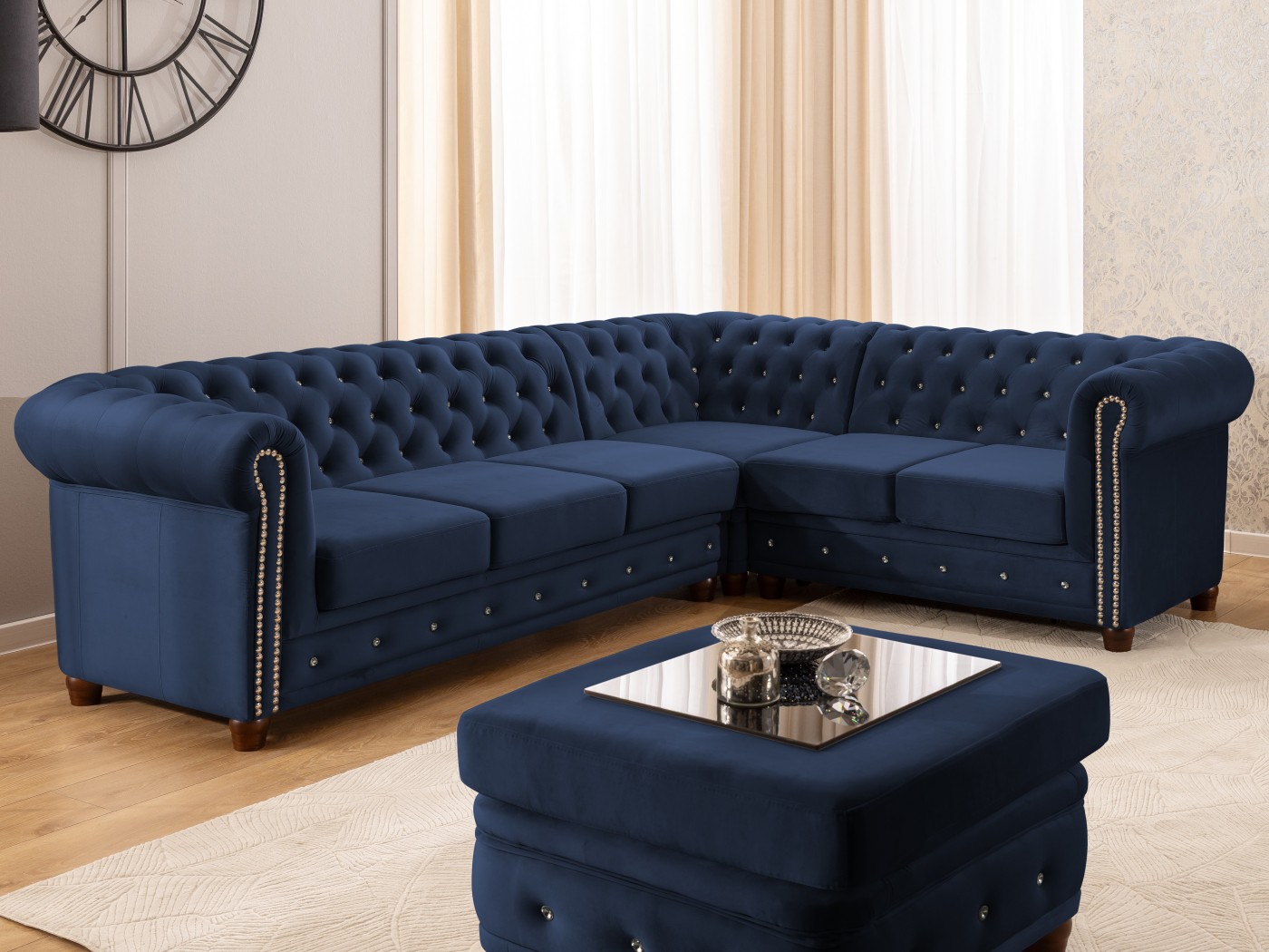 Cleo Blink - Chesterfield Ecksofa L-Form mit Schlaffunktion aus Samt mit Kristallsteppung und braunen Massivholzfüßen