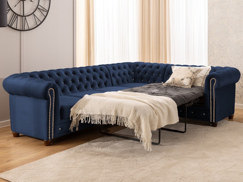 Cleo Blink - Chesterfield Ecksofa L-Form mit Schlaffunktion aus Samt mit Kristallsteppung und braunen Massivholzfüßen