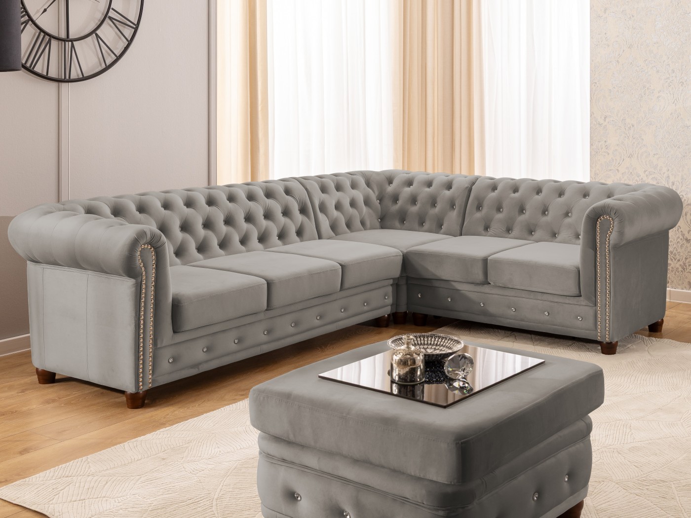 Cleo Blink - Chesterfield Ecksofa L-Form mit Schlaffunktion aus Samt mit Kristallsteppung und braunen Massivholzfüßen
