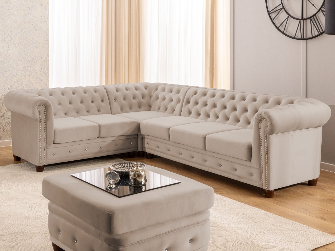 Cleo Blink - Chesterfield Ecksofa L-Form mit Schlaffunktion aus Samt mit Kristallsteppung und braunen Massivholzfüßen