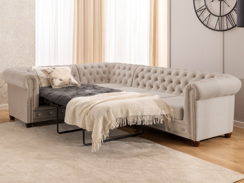 Cleo Blink - Chesterfield Ecksofa L-Form mit Schlaffunktion aus Samt mit Kristallsteppung und braunen Massivholzfüßen