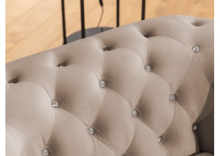 Cleo Blink - Chesterfield Ecksofa L-Form mit Schlaffunktion aus Samt mit Kristallsteppung und braunen Massivholzfüßen