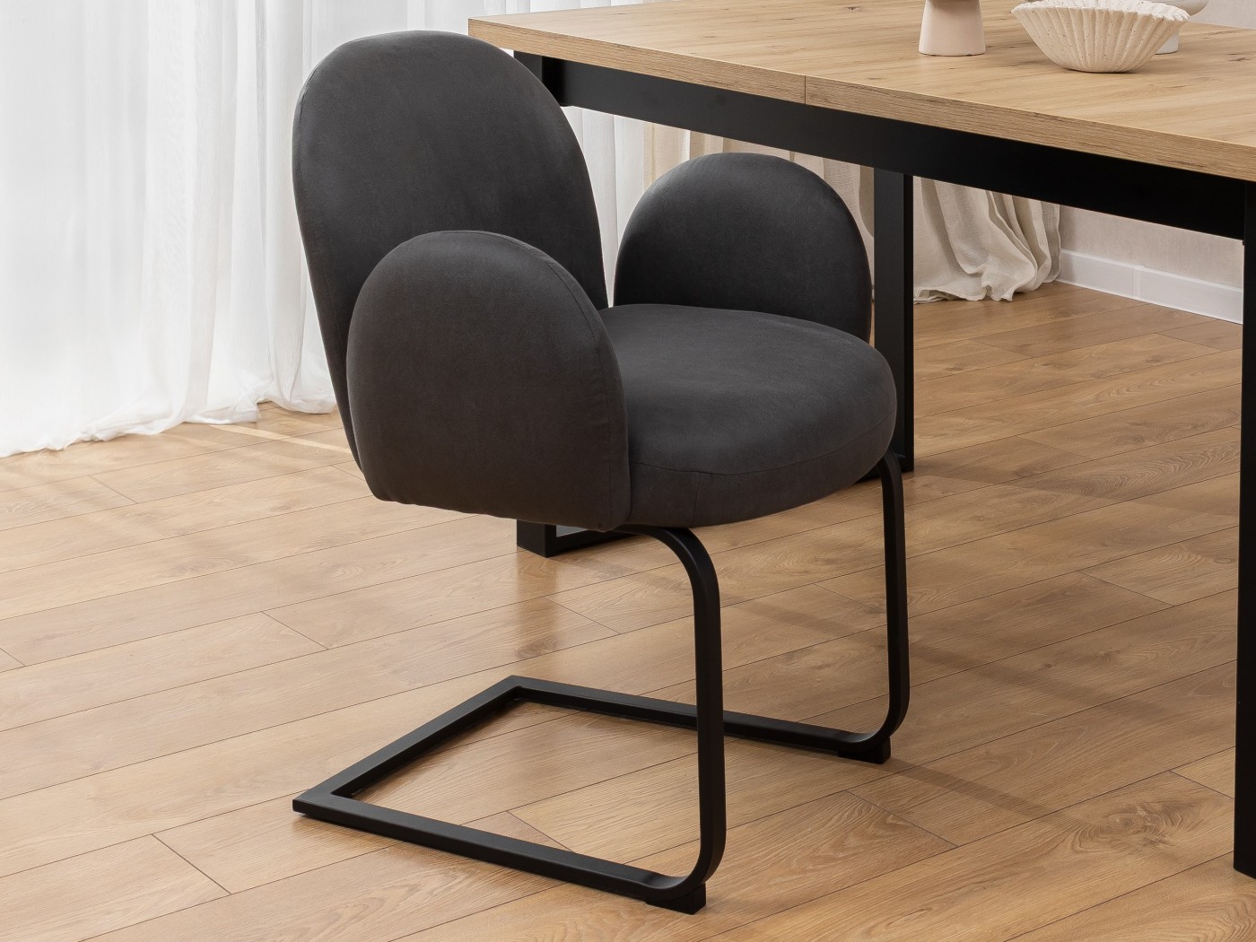 Vela - Polsterstuhl im Japandi Stil und im runden Design aus Mikrofaser Anthrazit Vintage mit schwarzem Metallgestell